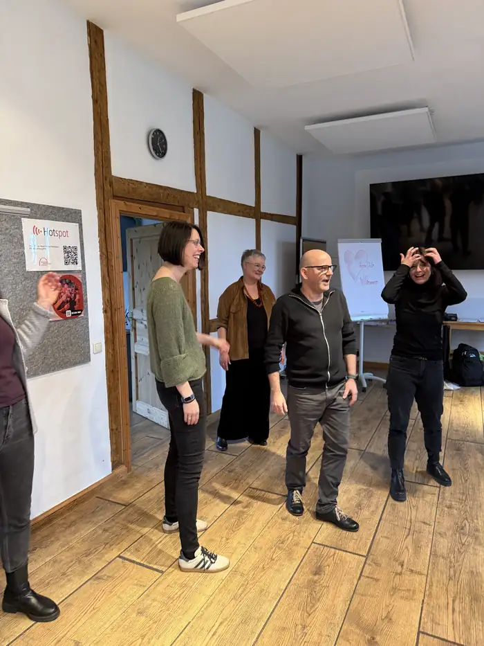 Teilnehmende bei einer Improvisationsübung im Seminarhaus, Selbstreflexionsmodul
