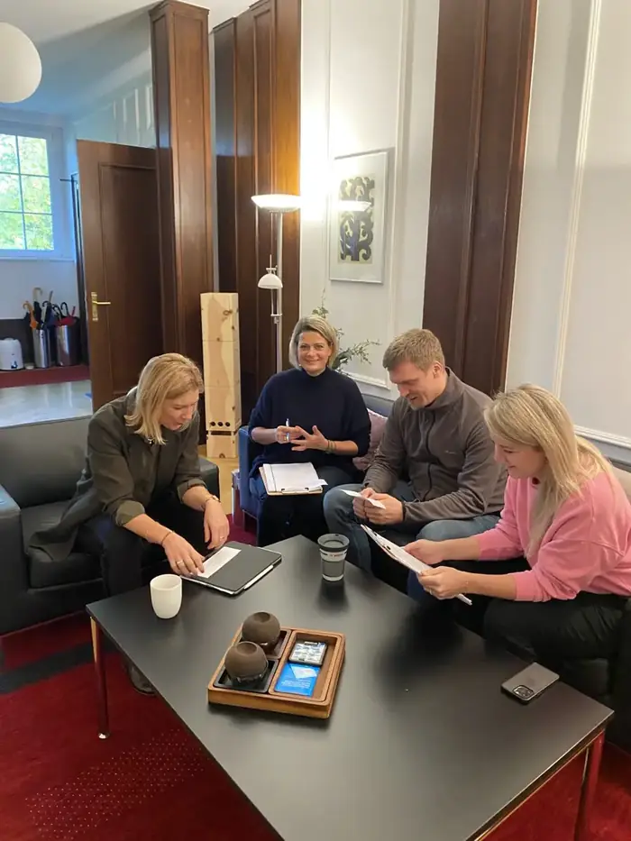 Kleingruppe in Modul 9 der Coaching-Ausbildung Leipzig bei einer Übung zum Karrierecoaching