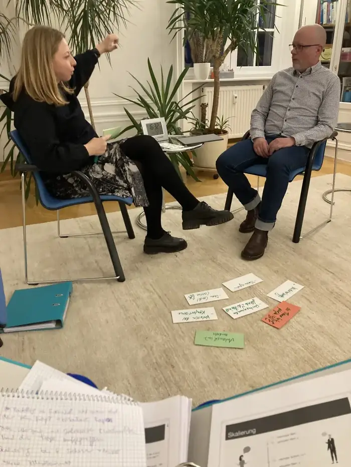 Coaching-Übung mit Skalierungskarten am Boden in Modul 3 der systemischen Coaching-Ausbildung in Leipzig