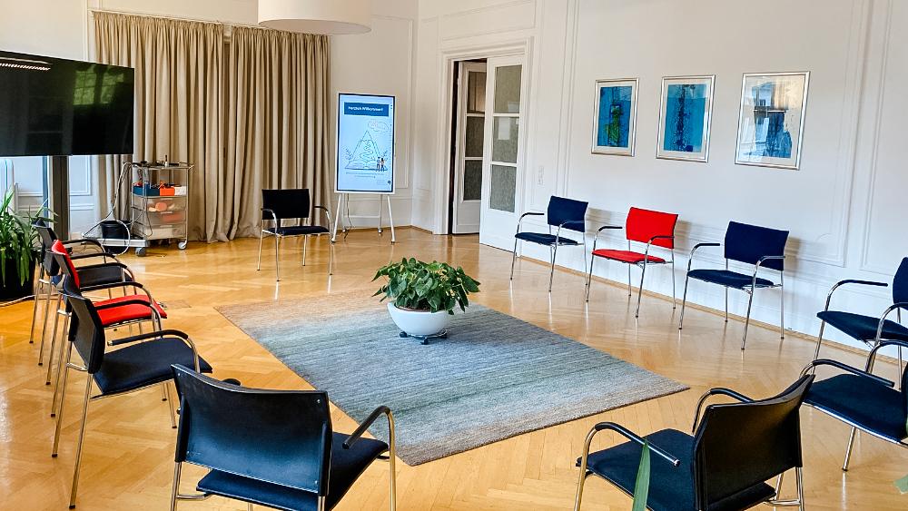 Seminarraum der ABIS Akademie Leipzig mit Stuhlkreis und Flipchart